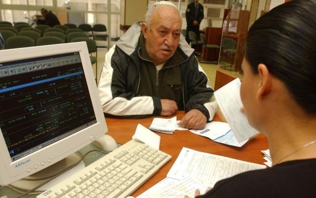 Un Israélien à l'Institut national de sécurité sociale (Crédit : Flash90)