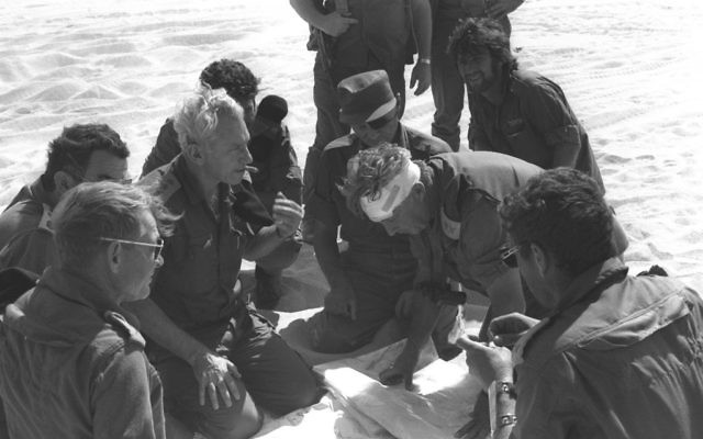Haim Bar-Lev (Centre gauche) consulte Ariel Sharon (avec le bandage) et Moshe Dayan (casquette) sur le front sud pendant la guerre du Kippour (Crédit : GPO/ Flash90) Haim Bar-Lev (Centre gauche) consulte Ariel Sharon (avec le bandage) et Moshe Dayan (casquette) sur le front sud pendant la guerre du Kippour (Crédit : GPO/ Flash90)