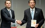 Le chef adjoint de l'ambassade d'Israël, Peleg Lewi (G) et Ryo Tanaka, le maire de l'arrondissement de Suginami à Tokyo lors d'une cérémonie pour le don de 300 exemplaires du Journal d'aNNe Frank, 27 février 2014 (Crédit : Toshifumi Kitamura/AFP)