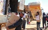 Illustration : Des aides déchargeant des dons de matériel dans un camp de réfugiés syriens, au Liban, le 18 février 2014. (Crédit : AFP/STR)