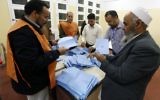 Le personnel chargé du comptage des ballots de vote en Lybie, 20 février 2014 (Crédit : Mahmud Turkia/AFP)
