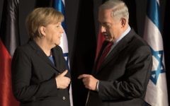 La chancelière allemande Angela Merkel et le Premier ministre israélien Benjamin Netanyahu lors d'une conférence de presse commune à Jérusalem, 25 février 2014 (Crédit : Menahem Kahana/AFP)