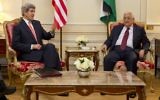 Le Secrétaire d'État américain John Kerry (G) avec le président de l'Autorité palestinienne Mahmoud Abbas, 19 février 2014 (Crédit : Evan Vucci/AFP)