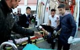 Des Turcs aident des blessés syriens après une explosion près de la frontière syro-turque, le 20 février 2014 (Crédit : Mehmet Engin/AFP)