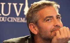 George Clooney à la conférence de presse de Michael Clayton lors du 33ème Festival de Deauville, septembre 2007 (Crédit : CC BY Vinya/Wikipedia)