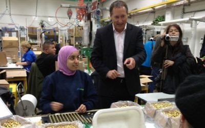 Daniel Birnbaum, le PDG de SodaStream, entouré de ses employés israéliens et palestiniens dans son usine de Cisjordanie, le 2 février 2014. (Crédit: Elhanan Miller/Times of Israel)