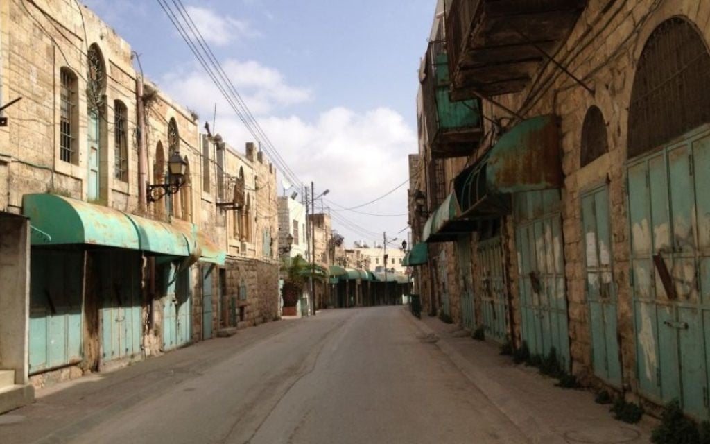Anciennement une rue pleine de vie, la rue Shuhada est aujourd'hui fermée au public palestinien. Elle est maintenant vide la plupart du temps (Crédit : Elhanan Miller/Times of Israel)