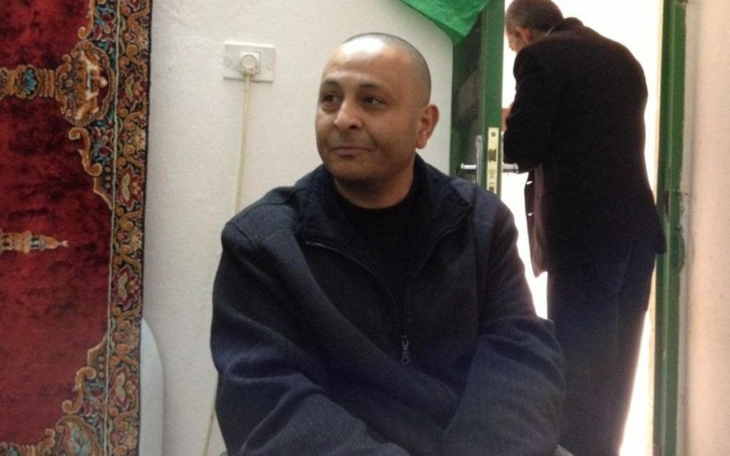 Kamal Abdeen, paralysé lors du massacre de Goldstein est actuellement le champion palestinien de tennis de table handicapé (Crédit : Elhanan Miller/Times of Israel)