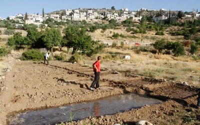 Des responsables palestiniens ont déposé une demande urgente pour qu'un village de Cisjordanie, dont les vestiges antiques sont menacés par le mur de séparation israélien, soit inscrit au patrimoine mondial de l'Unesco. (Crédit : AFP/Archives Musa al-Shaer)