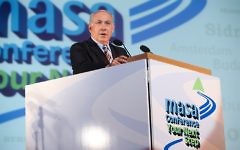 Le Premier ministre Benjamin Netanyahu s'adresse aux 3000 participants de la méga-conférence de Jérusalem organisée par Masa Israel, mai 2010 (Crédit : CC BY Masa Israel/Flickr)