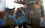 Un Syrien blessé évacué des quartiers assiégés de Homs, le 12 février 2014 lors d'une opération humanitaire (Crédit : AFP)