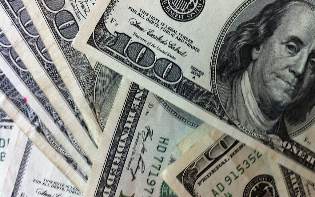 Photo illustrative de billets de 100 dollars américains (Crédit : CC BY Philip Taylor PT/Flickr)