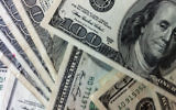 Photo illustrative de billets de 100 dollars américains (Crédit : CC BY Philip Taylor PT/Flickr)