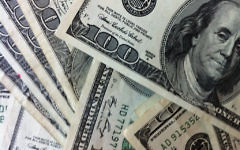 Photo illustrative de billets de 100 dollars américains (Crédit : CC BY Philip Taylor PT/Flickr)
