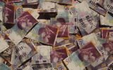 Des billets de 50 shekels, monnaie nationale israélienne (Crédit : CC BY Amos Ron/Wikimedia Commons)
