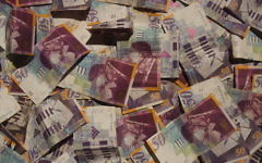 Des billets de 50 shekels, monnaie nationale israélienne (Crédit : CC BY Amos Ron/Wikimedia Commons)