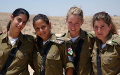 Quatre soldates de l'armée israélienne, 2017 (Crédit : autorisation de/CC BY Israeli Defence Forces Spokesperson's Unit)