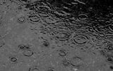 Photo illustrative de la pluie tombant au sol (Crédit : CC BY Juni from Kytoto/Wikimedia Commons)