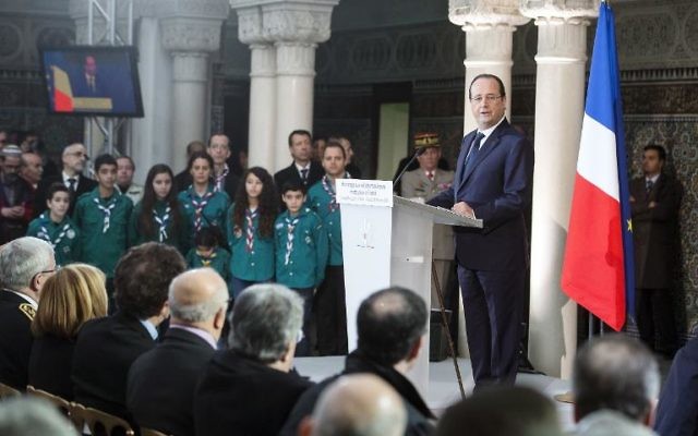 François Hollande lors d'un discours à la Grande mosquée de Paris le 18 février 201, où il a rendu hommage aux anciens combattants musulmans morts pour la France durant les deux guerres mondiales. En arrière plan, un groupe de jeunes scouts musulmans. (Crédit : POOL/AFP Ian Langsdon)
