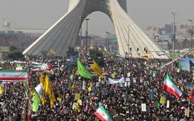 Des Iraniens fêtent le 34e anniversaire de la révolution islamique, le 10 février 2013 place Azadi, à Téhéran (Crédit : AFP/Archives Atta Kenare)