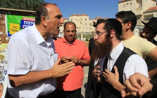 Des habitants de Beit Shemesh se disputant à propos des élections (Crédit : Yaakov Lederman/ Flash 90)