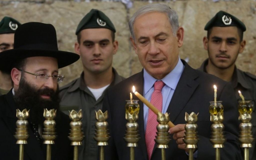 Benjamin Netanyahu en train d'allumer une bougie à Hanoukah (Crédit : Marc Israel Sellem/Flash 90)
