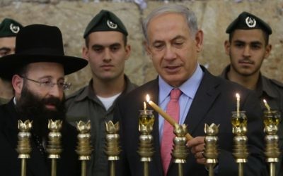 Benjamin Netanyahu en train d'allumer une bougie à Hanoukah (Crédit : Marc Israel Sellem/Flash 90)