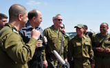 Benny Gantz au centre (Crédit : Ministère de la Défense/Flash 90)