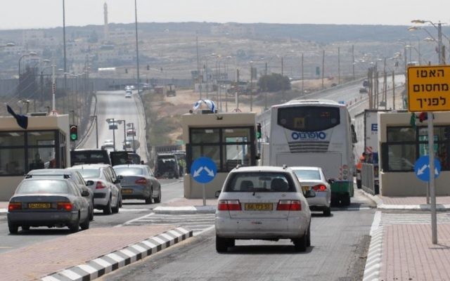 Illustration de véhicules israéliens au passage d'un check-point en Cisjordanie (Crédit :  Gili Yaari/Flash 90/File)