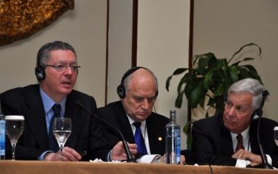 Le ministre de la Justice espagnol Alberto Ruiz Gallardon, Malcolm Hoenlein et Robert Sugarman à la Conférence des présidents à Madrid (Crédit : Fuenta latina/JTA)