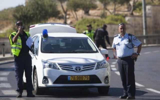 Un barrage routier avec des policiers israéliens (Crédit : Yonatan Sindel/Flash90)