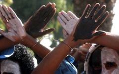 Des émigrés africains manifestent devant le ministère de l'Intérieur à Tel Aviv - 11 Février 2014 - (Crédit : Roni Schutzer/Flash90)