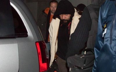 Dieudonné M'bala M'bala à la sortie du théâtre de Marens à Nyon en Suisse, le 3 février 2014 (Crédit : AFP/Archives Boris Heger)