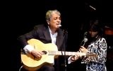 Enrico Macias se produit à Tel Aviv en 2011. (Crédit : capture d'écran YouTube)
