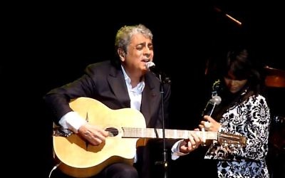 Enrico Macias se produit à Tel Aviv en 2011. (Crédit : capture d'écran YouTube)