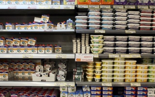 Etalages d'un supermarché (Crédit : Nati Shohat/Flash 90)