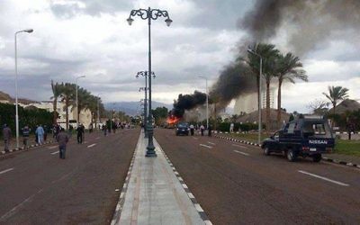 Explosion d'une bombe dans un autobus transportant des touristes sud-coréens près de la station balnéaire de Taba, dans le Sinaï égyptien, le 16 février 2014 
(Crédit : AFP)