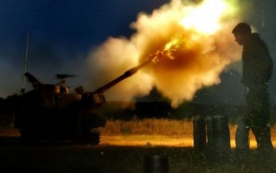 Des tanks israéliens attaquent des cibles du Hezbollah à la frontière israélo-libanaise, le 18 juillet 2006 (Crédit : Olivier Fitoussi /Flash90)