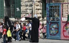 Des élèves arabes israéliens quittent leur école à Jérusalem Est (Crédit : Kobi Gideon/Flash90/File)