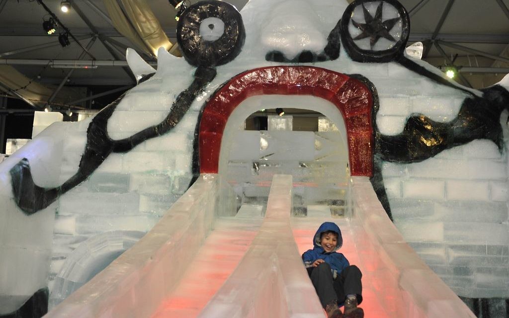 Une réplique du monstre-toboggan au festival annuel de glace (Crédit : Flash90)