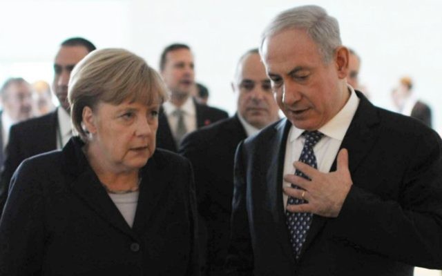 La chancelière allemande Angela Merkel et le Premier ministre israélien Benjamin Netanyahu à Berlin, décembre 2012 (Crédit : Amos Ben Gershom/GPO/Flash90) La chancelière allemande Angela Merkel et le Premier ministre israélien Benjamin Netanyahu à Berlin, décembre 2012 (Crédit : Amos Ben Gershom/GPO/Flash90)