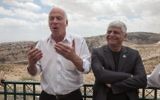 Le maire de Maale Adumim Benny Kasriel le ministre du Logement et de la construction Uri Ariel lors d'une ceremonie dans la zone E1 en Cisjordanie entre Jérusalem et l'implantation de Maale Adumim. le 16 avril 2013. (Crédit : FLASH90)