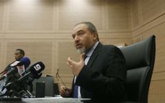 Le ministre des Affaires étrangères, Avigdor Liberman lors d'une conférence de presse à la Knesset, le 10 juin 2013 (Crédit : Miriam Alster/Flash90)