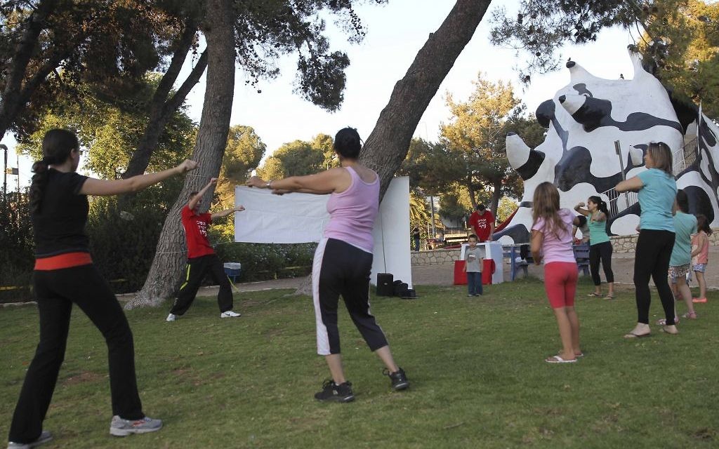 Cour de zumba en plein air. Illustration. (Crédit : Nati Shochat/Flash90)