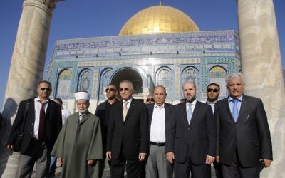 Le secrétaire général de l'organisation de coopération islamique, Ekmeleddin Ihsanoglu (au centre) visite le dôme du Rocher et la mosquée Al-Aqsa, accompagné par le ministre des Affaires religieuses de l'Autorité palestinienne, Mahmoud Habash, le 27 août 2013. (Crédit : Sliman Khader/Flash90)