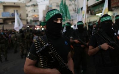 Des hommes armés palestiniens masqués (Crédit : Wissam Nassar/Flash90)