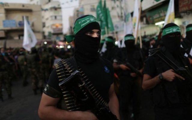 Des hommes armés palestiniens masqués (Crédit : Wissam Nassar/Flash90)
