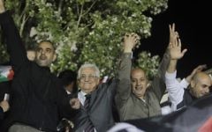 Le président de l’Autorité palestinienne Mahmoud Abbas aux côtés de prisonniers relâchés accueille les foules à Ramallah en octobre 2013 (Crédit : Issam Rimawi/Flash90)