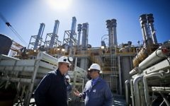 Ouvriers sur une plateforme du gisement de gaz de Tamar, à 24 kilomètres au sud d'Ashkelon, le 11 octobre 2013 (Crédit : Moshe Shai/Flash90)