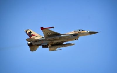 Un avion F-16 appartenant à l'escadron "Dragon rouge" de l'Armée de l'air, jouant le rôle de l'ennemi lors d'un l'exercice militaire (Crédit : porte parole de Tsahal / Flash90)